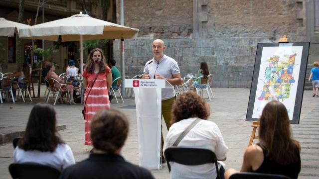 Eloi Badia (d), concejal de Emergencia Climática y Transición Ecológica, presentando las Fiestas de Gracia / EP