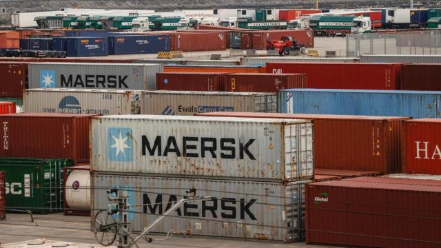 Logística de contenedores de mercancías en el puerto de Bilbao / EFE