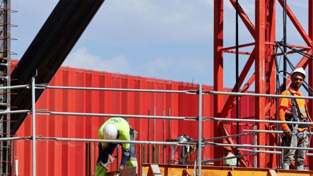 Trabajadores de la construcción en las obras de un edificio residencial / EFE