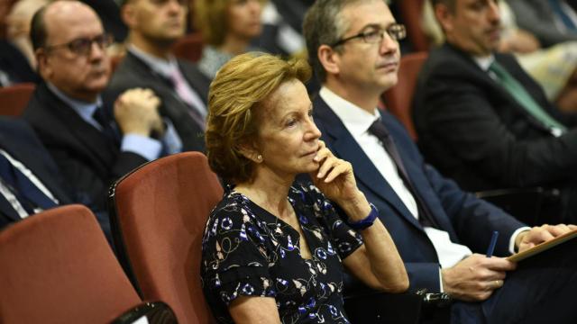 La exministra Elena Salgado, junto al exgobernador del Banco de España Pablo Hernández de Cos / EP