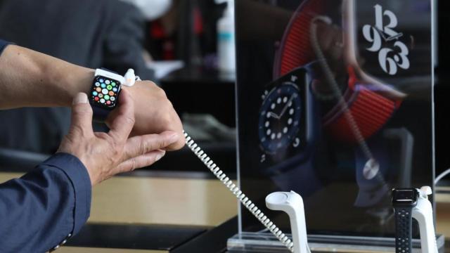 Un consumidor prueba en una tienda un smartwatch, uno de los tipos de relojes que sufren falsificaciones / EP