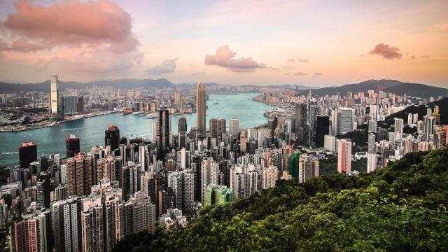 Imagen de Hong Kong, la capital de la libertad económica, desde una de las colinas que la rodea