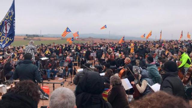 Cientos de personas se concentran en Lledoners por el concierto navideño / TWITTER