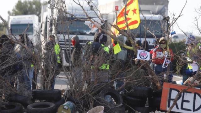 Miembros de los CDR bloqueando la autopista AP-7 en L'Ampolla (Tarragona) / TWITTER
