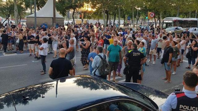 Vecinos de la Barceloneta, junto al mar, cortan el Paseo Juan de Borbón para protestar contra la degradación del barrio / CG