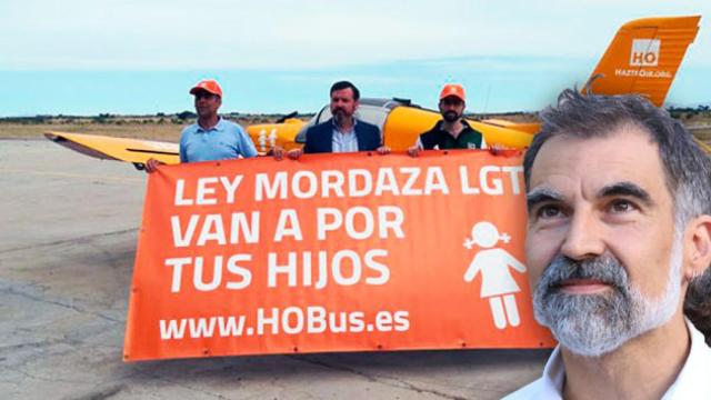 Jordi Cuixart, presidente de Òmnium Cultural, junto a la avioneta de HazteOir / FOTOMONTAJE CG