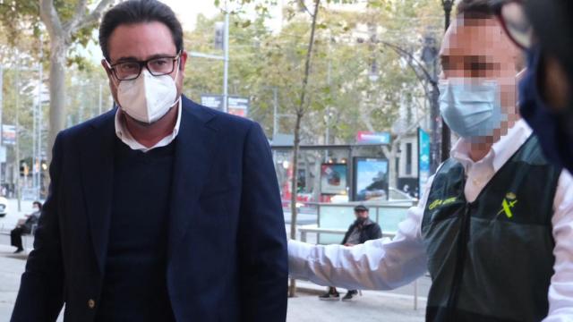 David Madí, acompañado por la Guardia Civil para el registro de su despacho hace medio año / PABLO MIRANZO CG