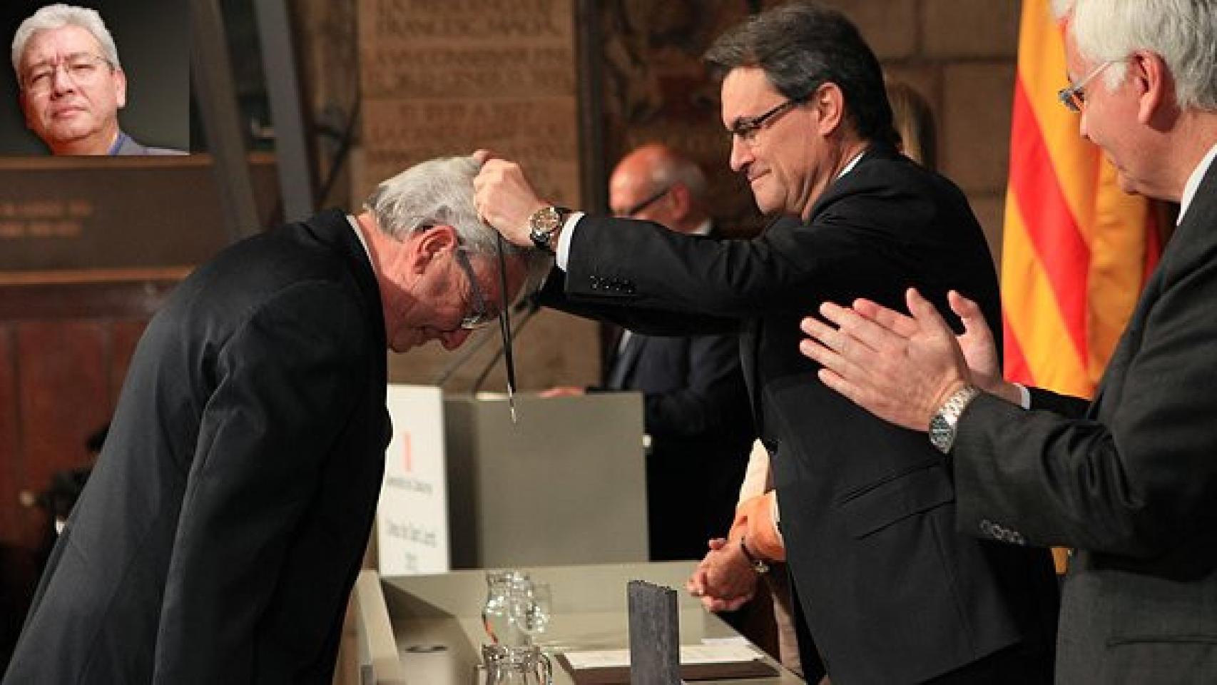 Momento en el Mas entrega la Cruz de Sant Jordi a Daniel Martínez de Obregón, que aparece, también en la imagen de arriba a la izquierda