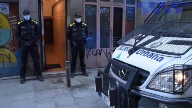 Agentes de la GUB durante una operación contra el tráfico de drogas como el del Eixample / EUROPA PRESS