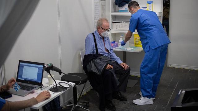 Un hombre recibe la vacuna contra el coronavirus en Barcelona / EUROPA PRESS