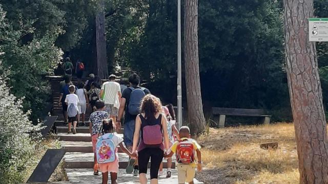 Padres llegan con sus hijos al centro de Torre Baró / CÁRITAS BARCELONA