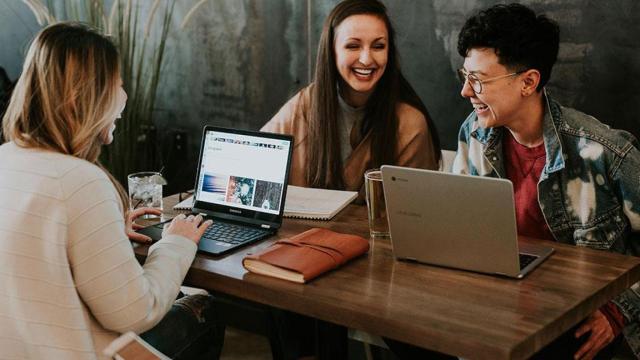 Becarios trabajando / UNSPLASH