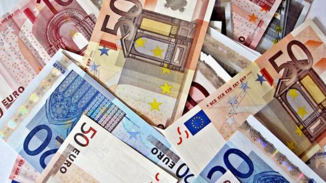 Varios billetes en una imagen de archivo / EFE