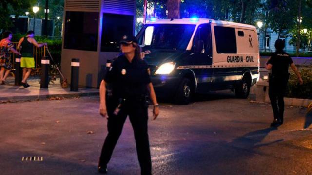 La Guardia Civil transporta en furgoneta a dos de los detenidos e implicados en el atentado a Barcelona y Cambrils a la prisión de Alcalá Meco / EFE