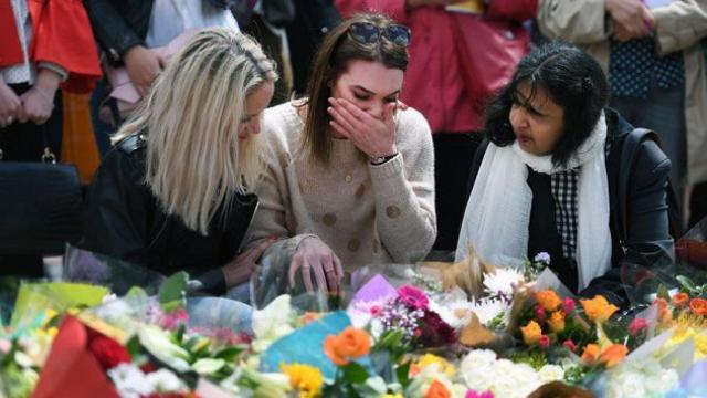 Una mujer llora en el lugar de homenaje a las víctimas mortales del atentado de Borough Market, en Londres (Reino Unido) / EFE