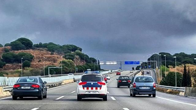 Destroza un coche de los Mossos en una persecución que empezó en Francia y acabó en Girona
