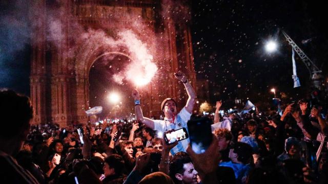 Miles de aficionados argentinos celebran en Barcelona la victoria de la selección de Argentina en la final del Mundial de Qatar /  KIKE RINCÓN - EUROPA PRESS