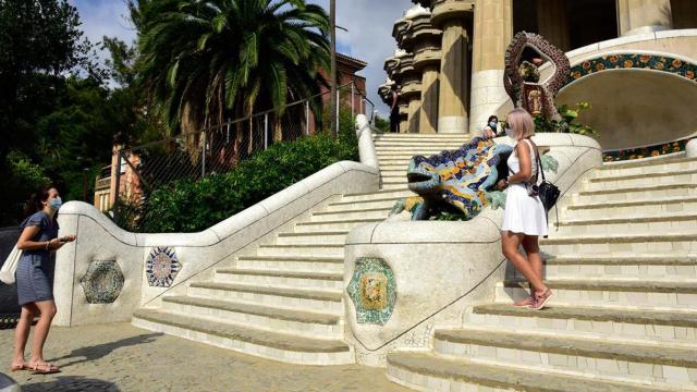 Varias personas disfrutan cerca de la Fuente Dragón de Gaudí en el Park Güell / DAVID OLLER - EUROPA PRESS