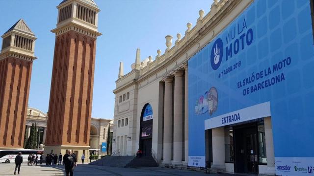 Acceso de Fira de Barcelona de Montjuïc con un salón en marcha / COCHE GLOBAL