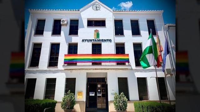 Bandera LGTBI en la fachada del Ayuntamiento de Villanueva de Algaidas / AYUNTAMIENTO