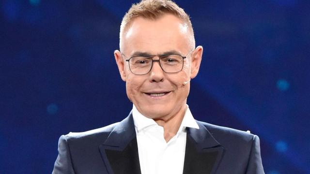 Jordi González se pasea por el plató de 'GH' con la bragueta del pantalón bajada / EP