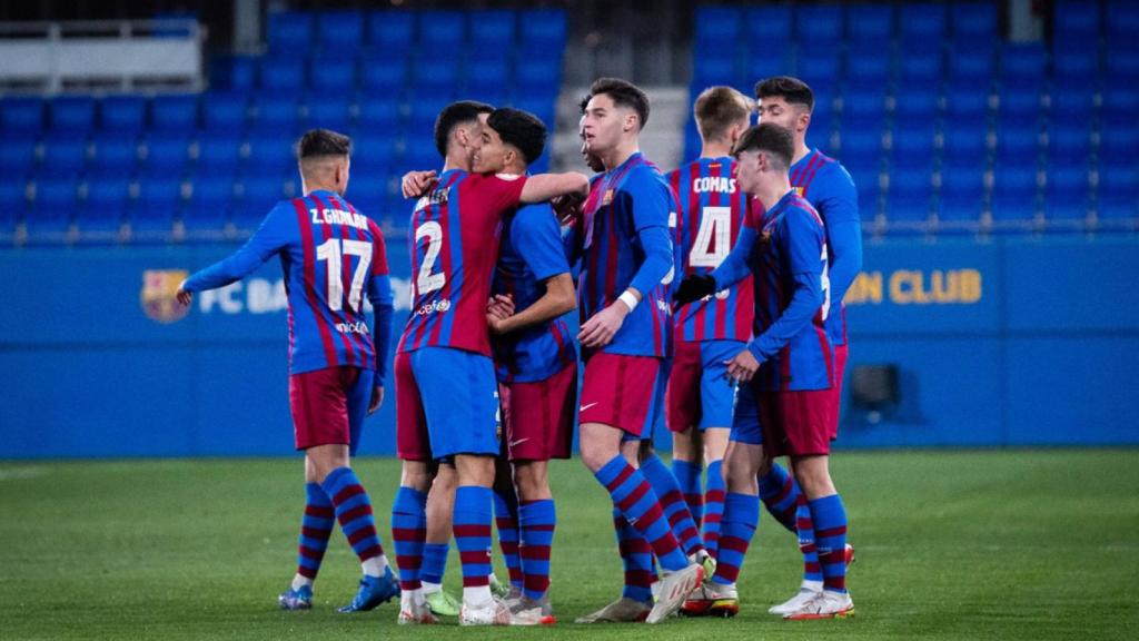 Los jugadores del Barça B, celebrando un gol, durante la temporada 2021-22