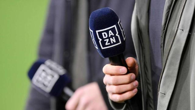 Los periodistas de DAZN, cubriendo un partido de fútbol / DAZN