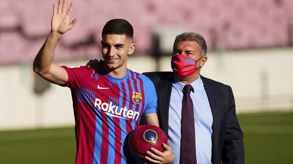 Ferran Torres i Joan Laporta en la presentació del jove davanter valencià