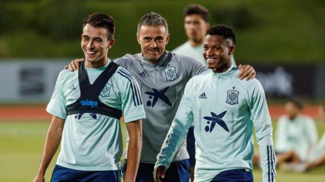 Éric García y Ansu Fati, con Luis Enrique | EFE