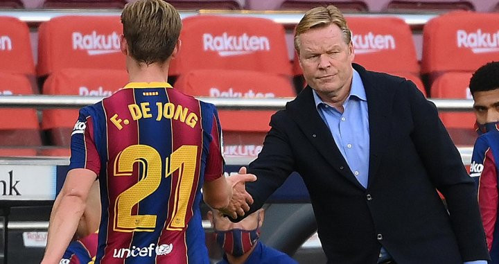 De Jong, saludando a Ronald Koeman | EFE
