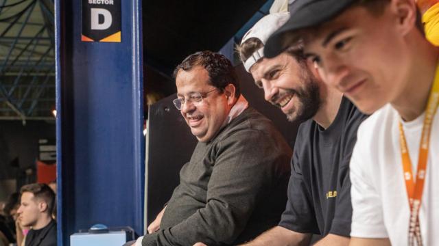 El 'conseller' de Interior, Joan Ignasi Elena, y el jugador del FC Barcelona, Gerard Piqué, en el Cupra Arena / CONSELLERIA D'INTERIOR