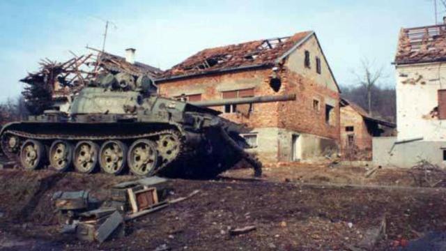 Un tanque del ejército de Yugoslavia destruido por el ejército de Croacia / ARCHIVO