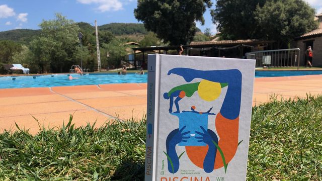 El libro de literatura juvenil, 'Piscina', de Will Gmehling, en una piscina en Cataluña / LG