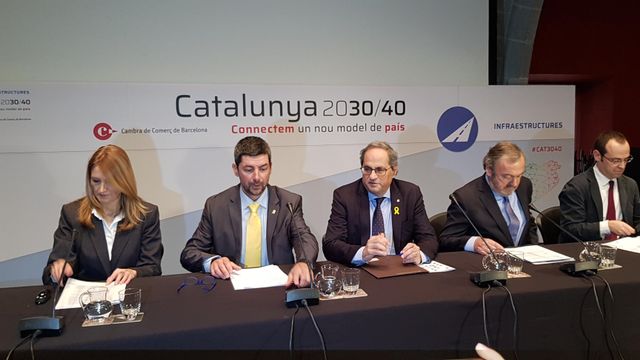 El líder de la Cámara de Comercio, Joan Canadell (2i), y el presidente de la Generalitat, Quim Torra (C), en la presentación del estudio, sobre infraestructuras catalanas / CG