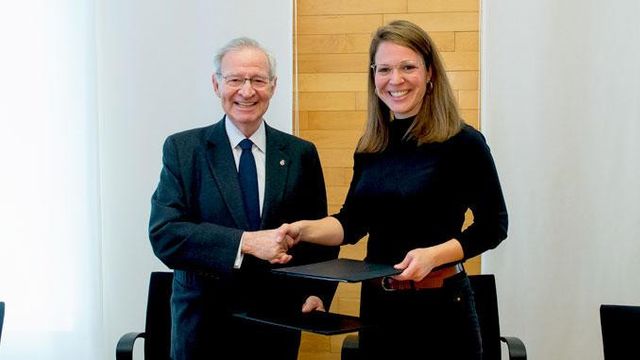 Miquel Valls, y la cuarta teniente de alcalde de la ciudad, Janet Sanz, tras firmar el acuerdo de colaboración / CC BARCELONA