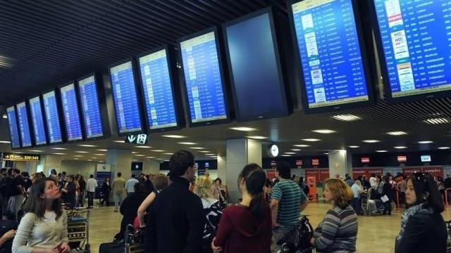 Paneles de los vuelos de uno de los aeropuertos de Aena