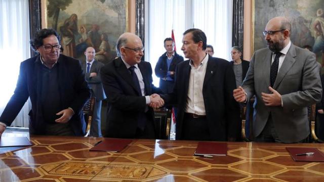 Cristóbal Montoro y los sindicatos de funcionarios el día de la firma del acuerdo sobre salarios y renovación de plantilla / EFE