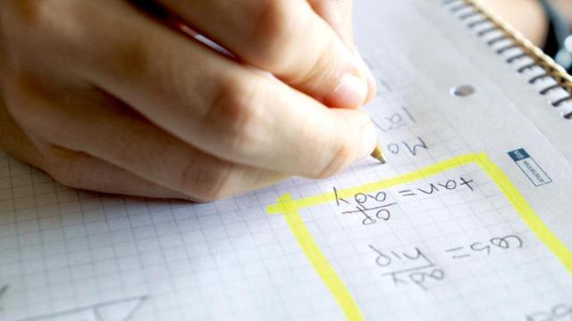 Un niño haciendo deberes