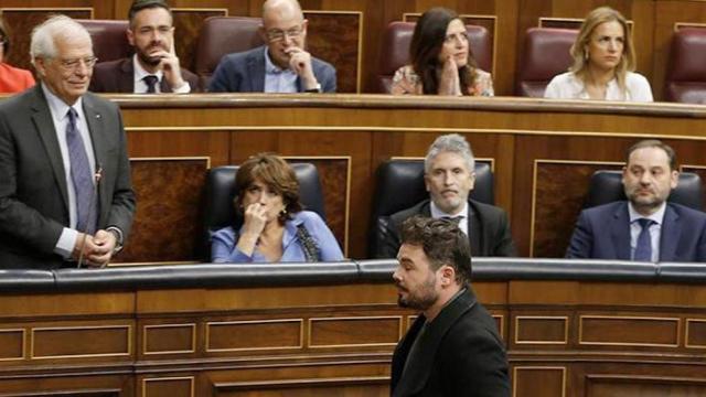 El portavoz de ERC, Gabriel Rufián, abandona el hemiciclo tras haber sido expulsado del pleno del Congreso Hay otras dos Españas  / EFE