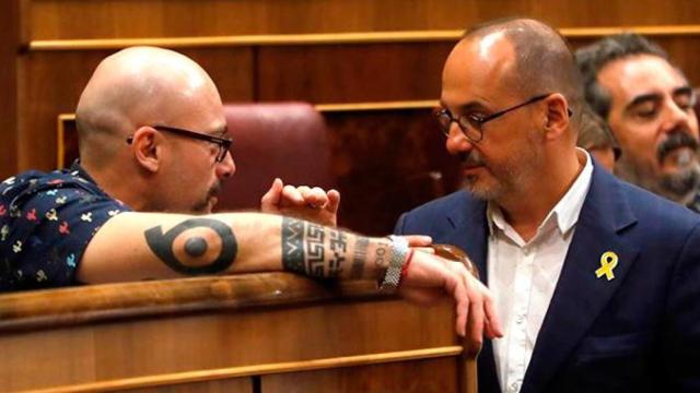Carles Campuzano (d), el portavoz parlamentario de PDeCAT, conversa con el diputado de Txema Guijarro García (i) de Podemos en el Congreso / EFE
