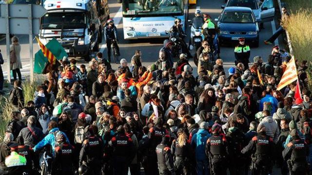 Manifestantes cortan la C-31 a la altura de L'Hospitalet durante la huelga general del 8N en Cataluña / EFE