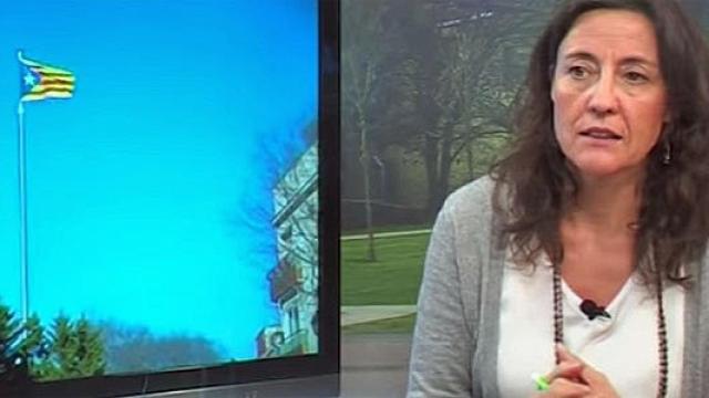 La alcaldesa de Sant Cugat, Mercè Conesa (CDC), defendiendo la instalación por parte del Ayuntamiento de una 'estelada' gigante en una céntrica plaza de la localidad / TELEVISIÓ DE SANT CUGAT