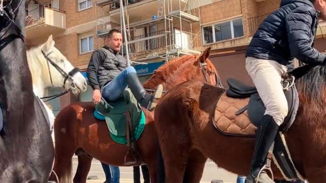 Un jinete propina una patada a un caballo durante la Fiesta de los Tres Tombs de Terrassa (Barcelona) / PACMA