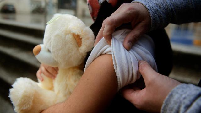 Una menor a punto de ser vacunada contra el Covid, en una imagen de archivo / ROSA VEIGA - EUROPA PRESS