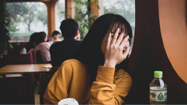 Una niña se cubre la mano con la cara, en una muestra de timidez / PEXELS