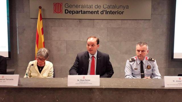 Montserrat Torruella (Inter-SOS), el director de los Mossos d'Esquadra, Pere Ferrer y el comisario Josep Codina / MOSSOS