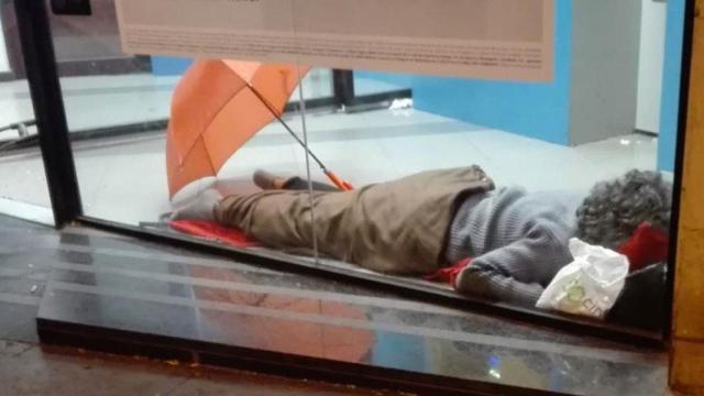 Una persona sintecho duerme en un local de Barcelona / CG