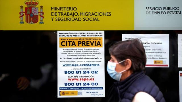Una mujer pasa ante una oficina empleo del SEPE, cuya web poco a poco recupera la actividad / EP