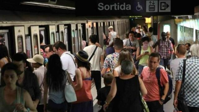 Usuarios del metro de Barcelona, que operará con servicios mínimos durante la huelga feminista del 8M / EFE
