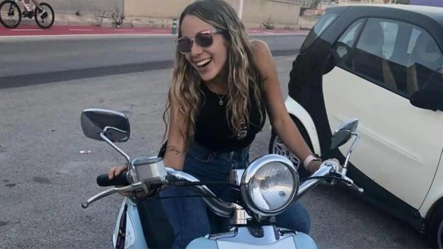 Marta sobre una moto / E.E. - CEDIDA